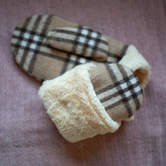 New With Tags Women's Plaid Tan Beige Mittens Fur Lined - Picture 3 of 3